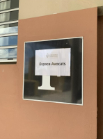 affichage-salle-audience.jpg